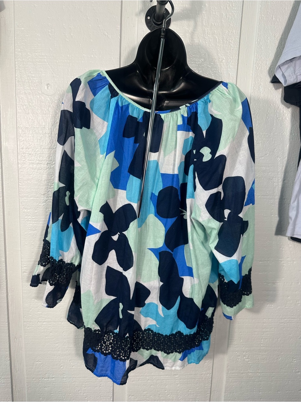 Crown & Ivy Geometric Print 3/4 Sleeve Top Size 2x EUC - Picture 5 of 7